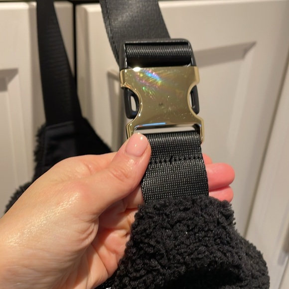 Lululemon everywhere fleece large belt bag.  Used twice. - Picture 6 of 6